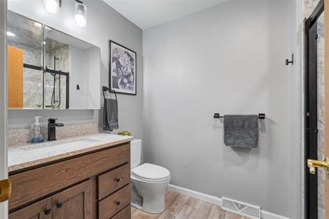 811 Valley Court Center Point IA 52213