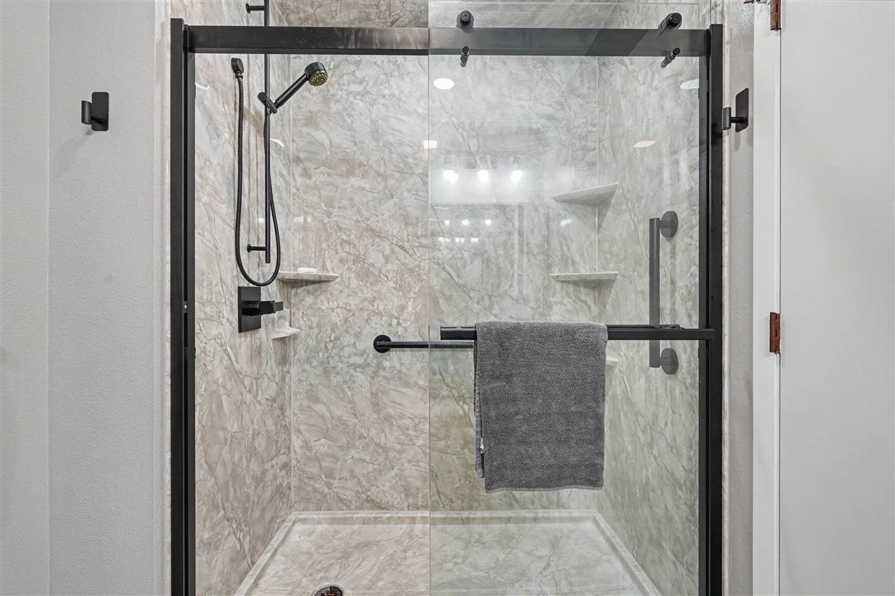 811 Valley Court Center Point IA 52213
