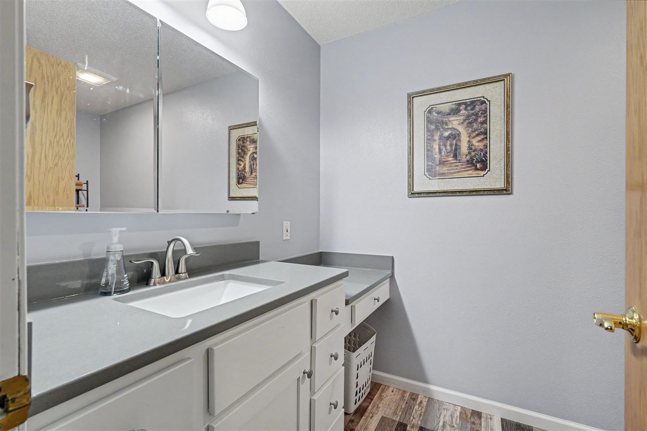 811 Valley Court Center Point IA 52213