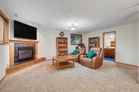 811 Valley Court Center Point IA 52213