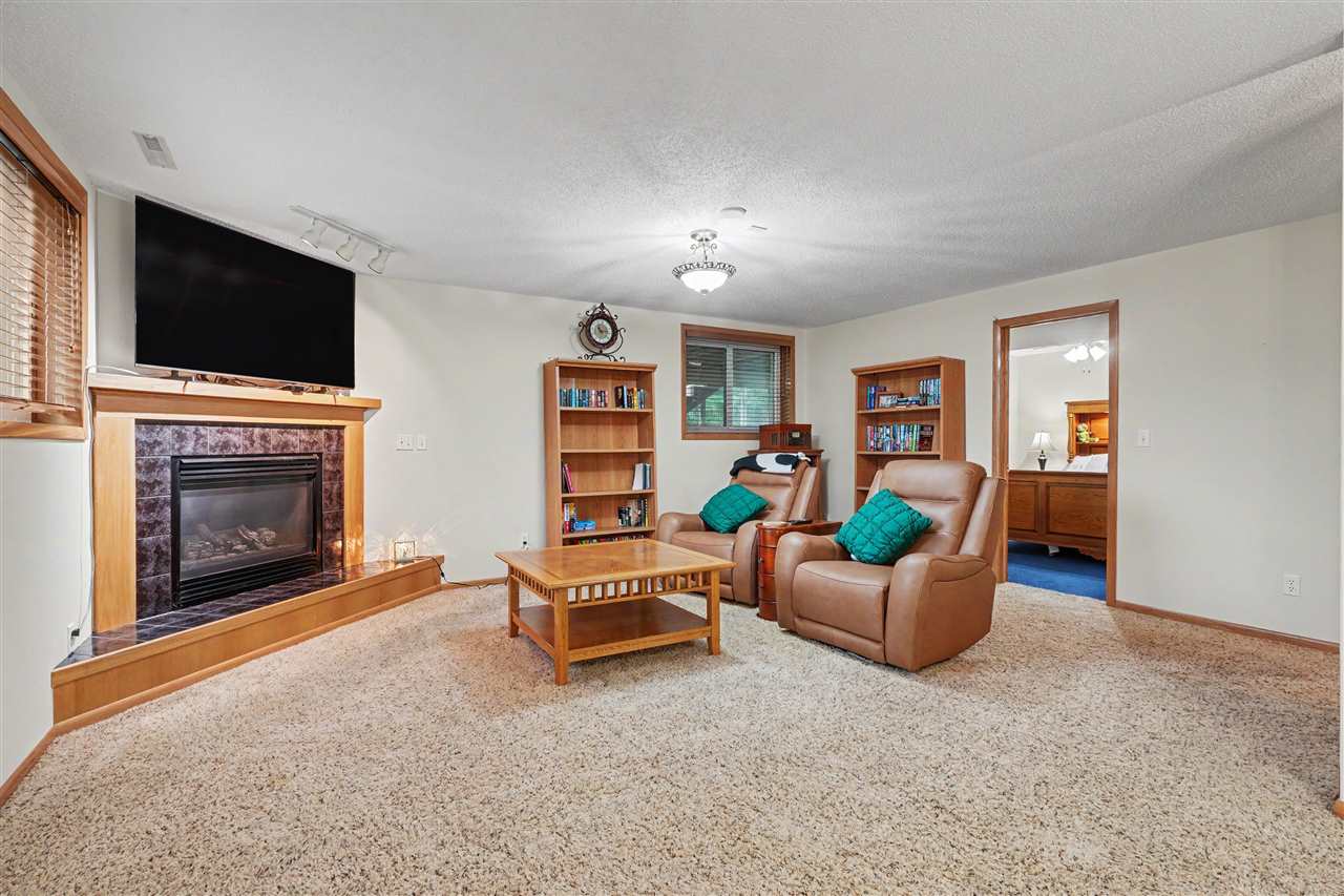 811 Valley Court Center Point IA 52213