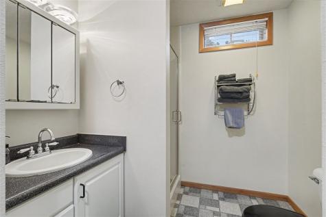 811 Valley Court Center Point IA 52213