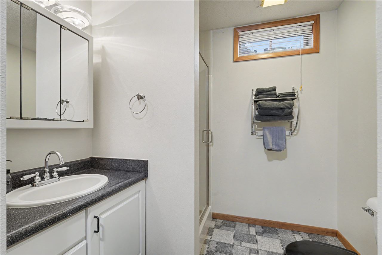 811 Valley Court Center Point IA 52213