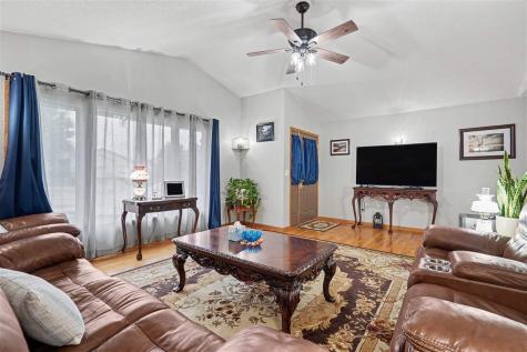 811 Valley Court Center Point IA 52213