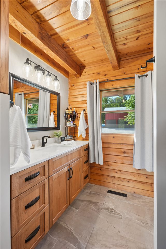 57 Solon Road Solon IA 52333