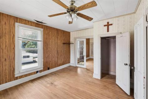 739 S Iowa Avenue Washington IA 52353