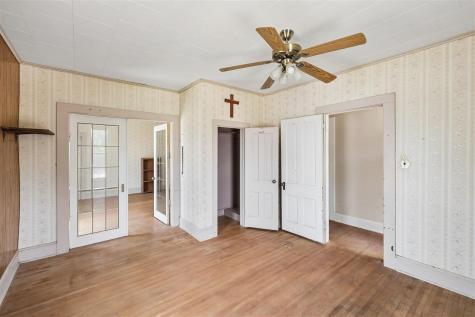 739 S Iowa Avenue Washington IA 52353