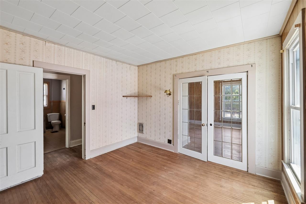 739 S Iowa Avenue Washington IA 52353