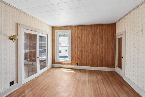 739 S Iowa Avenue Washington IA 52353