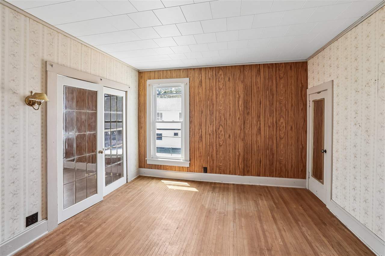 739 S Iowa Avenue Washington IA 52353