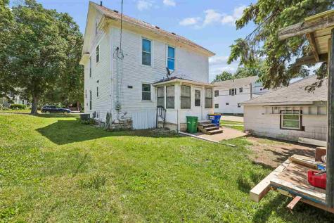 739 S Iowa Avenue Washington IA 52353