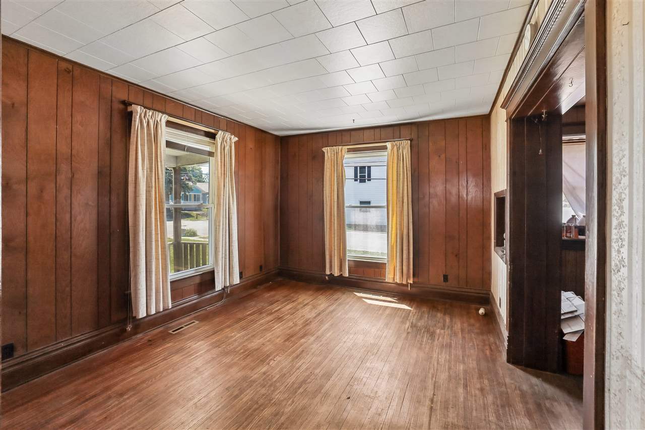 739 S Iowa Avenue Washington IA 52353