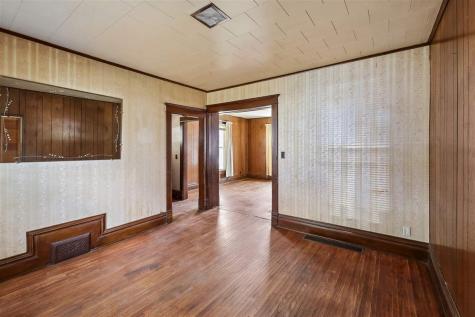 739 S Iowa Avenue Washington IA 52353