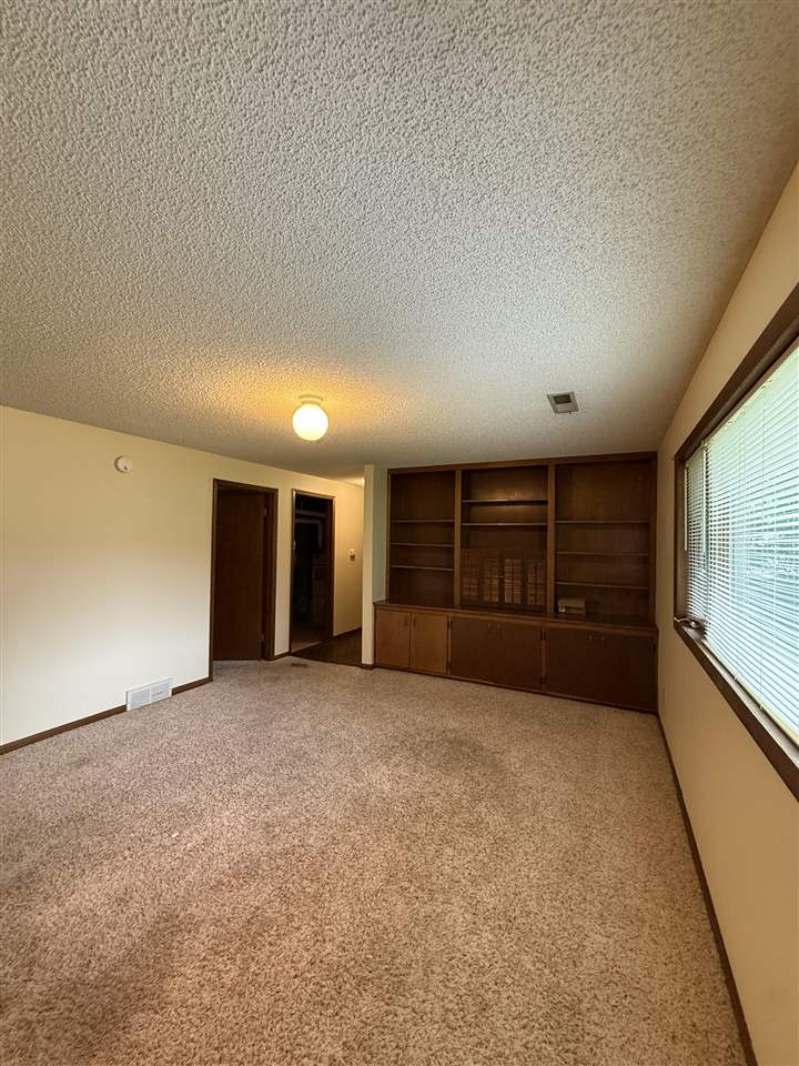 30 Denbigh Drive Iowa City IA 52246