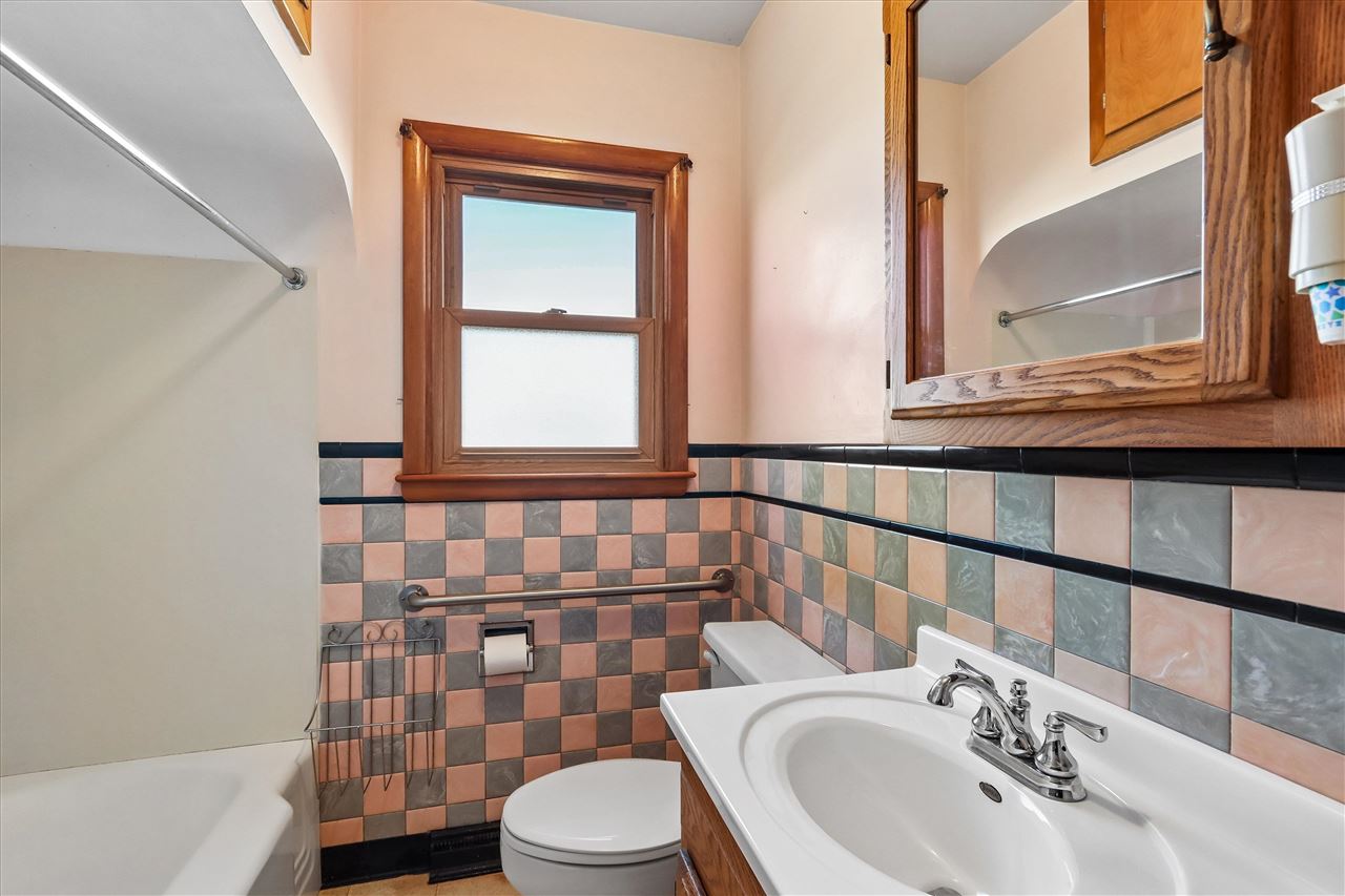 131 W 3rd Street Solon IA 52333