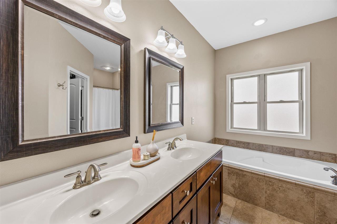 725 15th Avenue SW Mt Vernon IA 52314