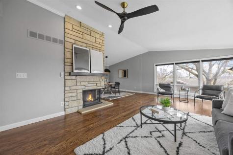 22 Fairview Knoll NE Iowa City IA 52240