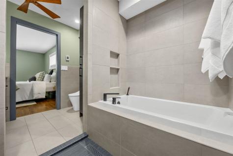 22 Fairview Knoll NE Iowa City IA 52240