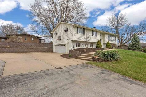 22 Fairview Knoll NE Iowa City IA 52240