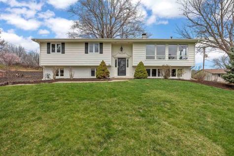 22 Fairview Knoll NE Iowa City IA 52240