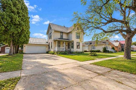 609 W 1st Avenue Dyersville IA 52040