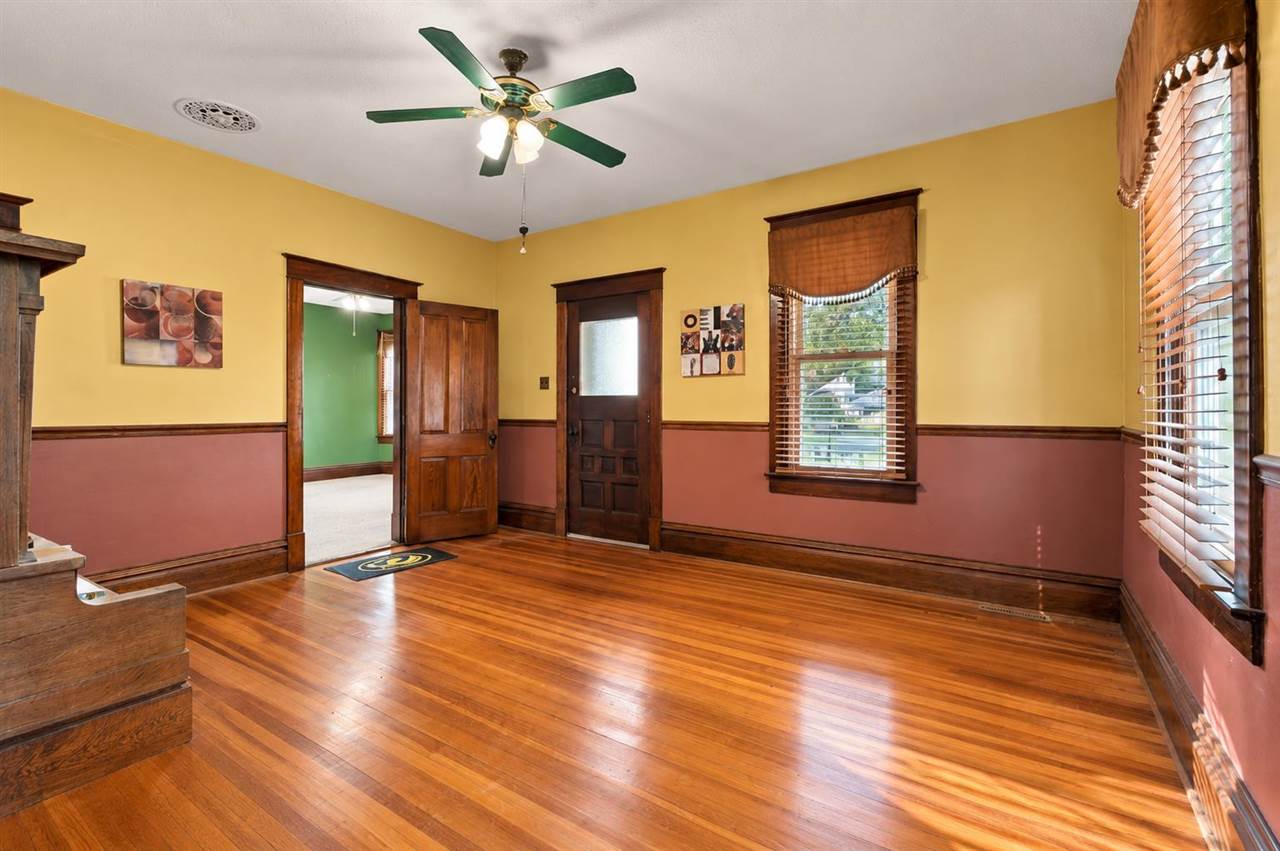 609 W 1st Avenue Dyersville IA 52040