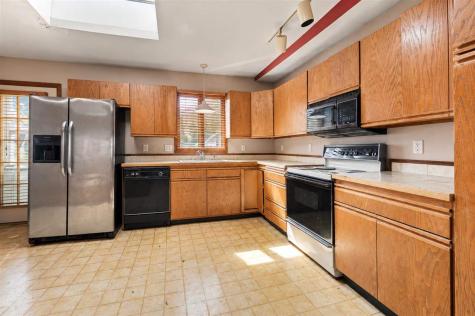 609 W 1st Avenue Dyersville IA 52040