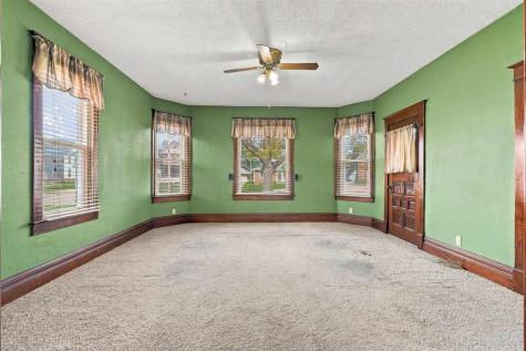 609 W 1st Avenue Dyersville IA 52040