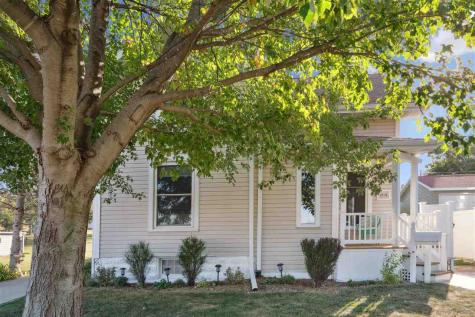 1715 7th Avenue Belle Plaine IA 52208