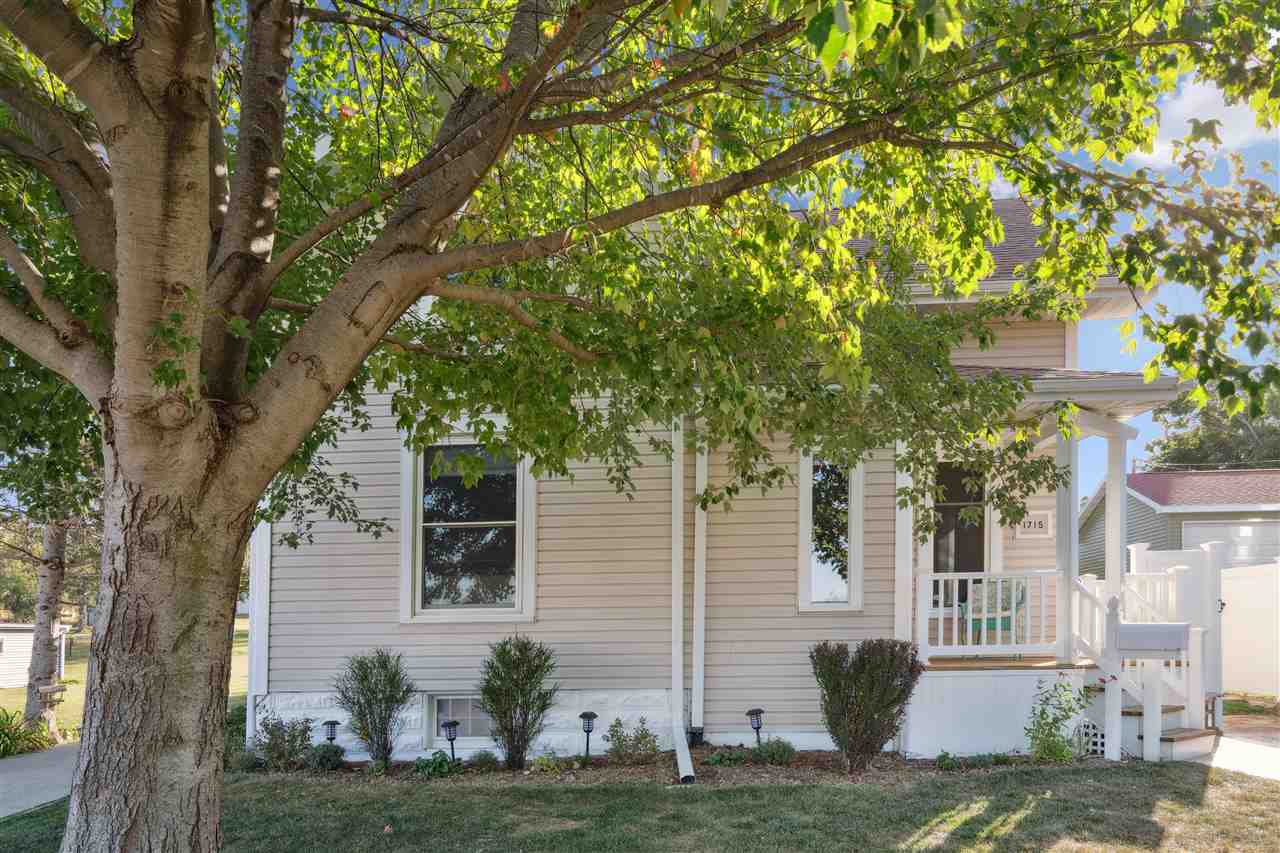 1715 7th Avenue Belle Plaine IA 52208
