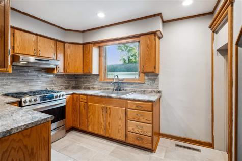 1715 7th Avenue Belle Plaine IA 52208