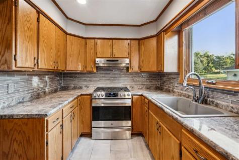 1715 7th Avenue Belle Plaine IA 52208