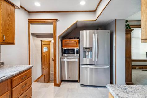 1715 7th Avenue Belle Plaine IA 52208
