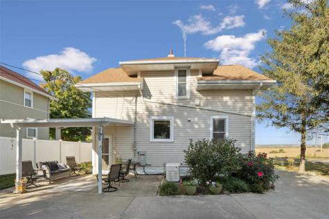 1715 7th Avenue Belle Plaine IA 52208