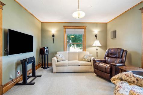 1715 7th Avenue Belle Plaine IA 52208