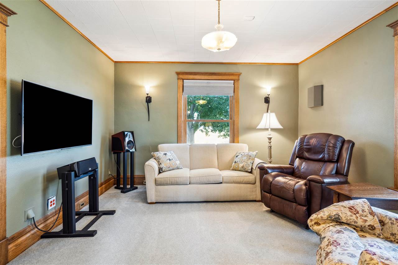 1715 7th Avenue Belle Plaine IA 52208