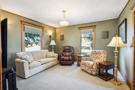 1715 7th Avenue Belle Plaine IA 52208