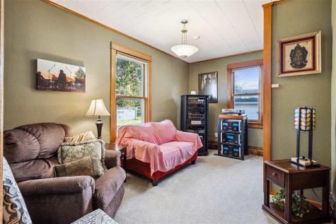 1715 7th Avenue Belle Plaine IA 52208