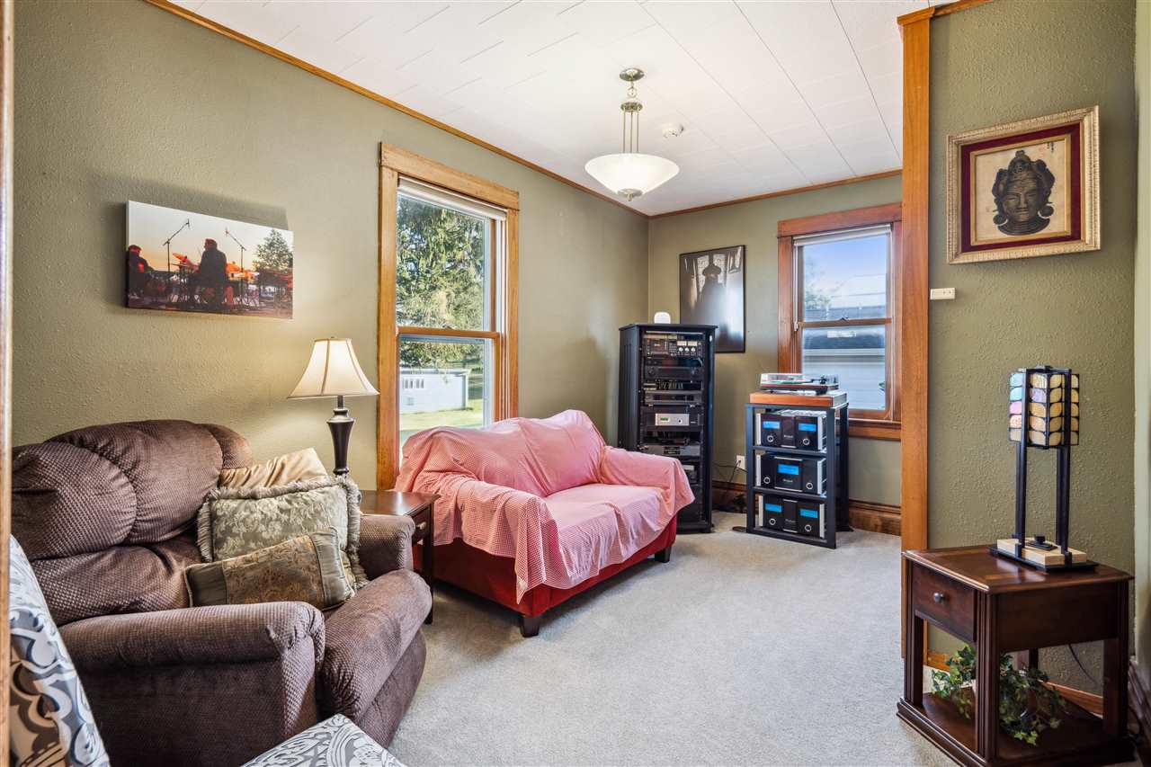 1715 7th Avenue Belle Plaine IA 52208