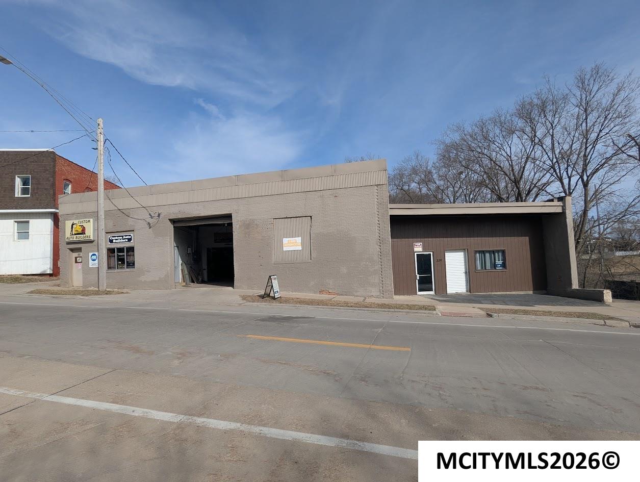 335-339 S Delaware Mason City IA 50401