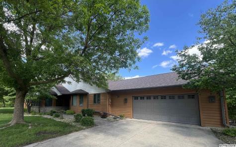 2004 Hunters Ridge Drive Mason City IA 50401