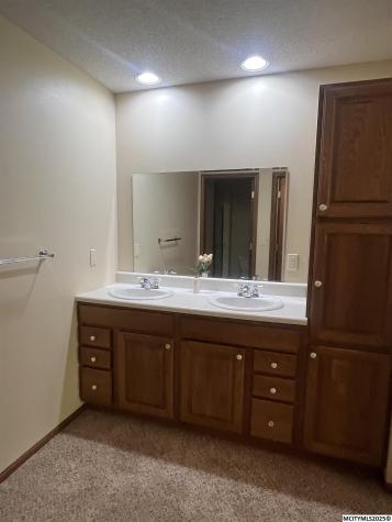 2004 Hunters Ridge Drive Mason City IA 50401