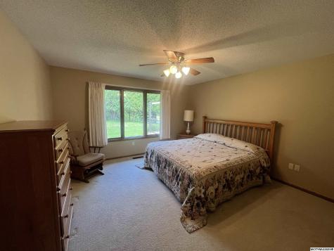 2004 Hunters Ridge Drive Mason City IA 50401