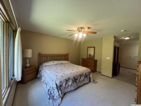 2004 Hunters Ridge Drive Mason City IA 50401