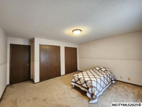 1 Asbury Court Mason City IA 50401