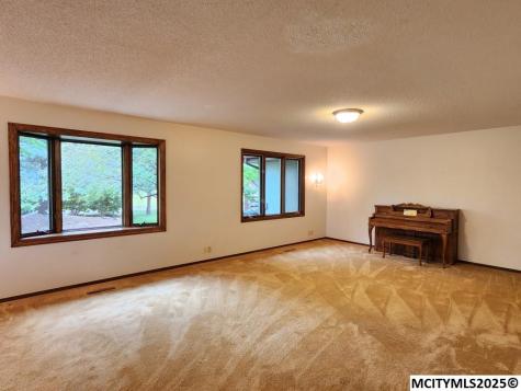 1 Asbury Court Mason City IA 50401