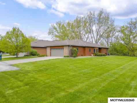 2005 Hunters Ridge Drive Mason City IA 50401