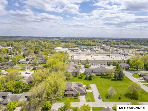 2005 Hunters Ridge Drive Mason City IA 50401