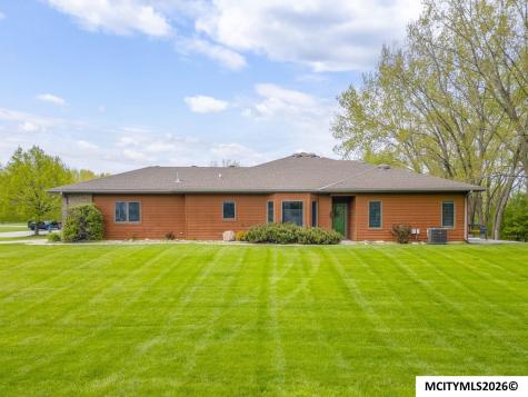 2005 Hunters Ridge Drive Mason City IA 50401