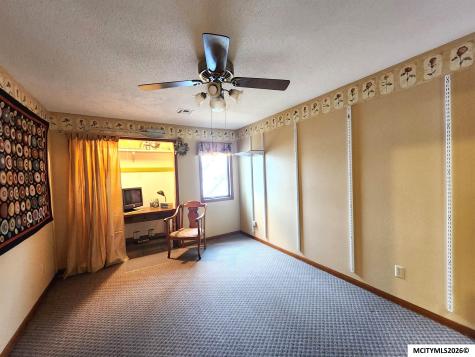610 Briarstone Dr #B-17 & #B-19 Mason City IA 50401